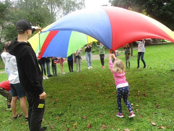 Bild mit Kindern auf der Wiese