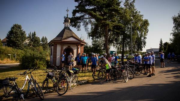 Quelle: Marcel Ditrich, Walldürn Fahrradwallfahrer versammeln sich vor der Friedenskapelle in Walldürn zum Beginn der Rundfahrt für den Frieden