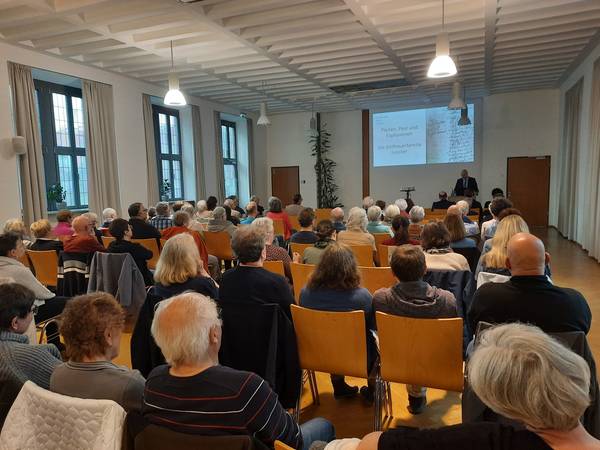 Quelle: Achim Dörr, Walldürn Gefüllter Pfarrsaal beim Festvortrag Dr. Cornelius Lange