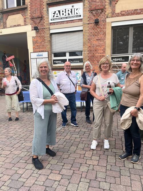 Leitung und Ehrenamtliche des Mehrgenerationenhauses EBW vor der Fabrik