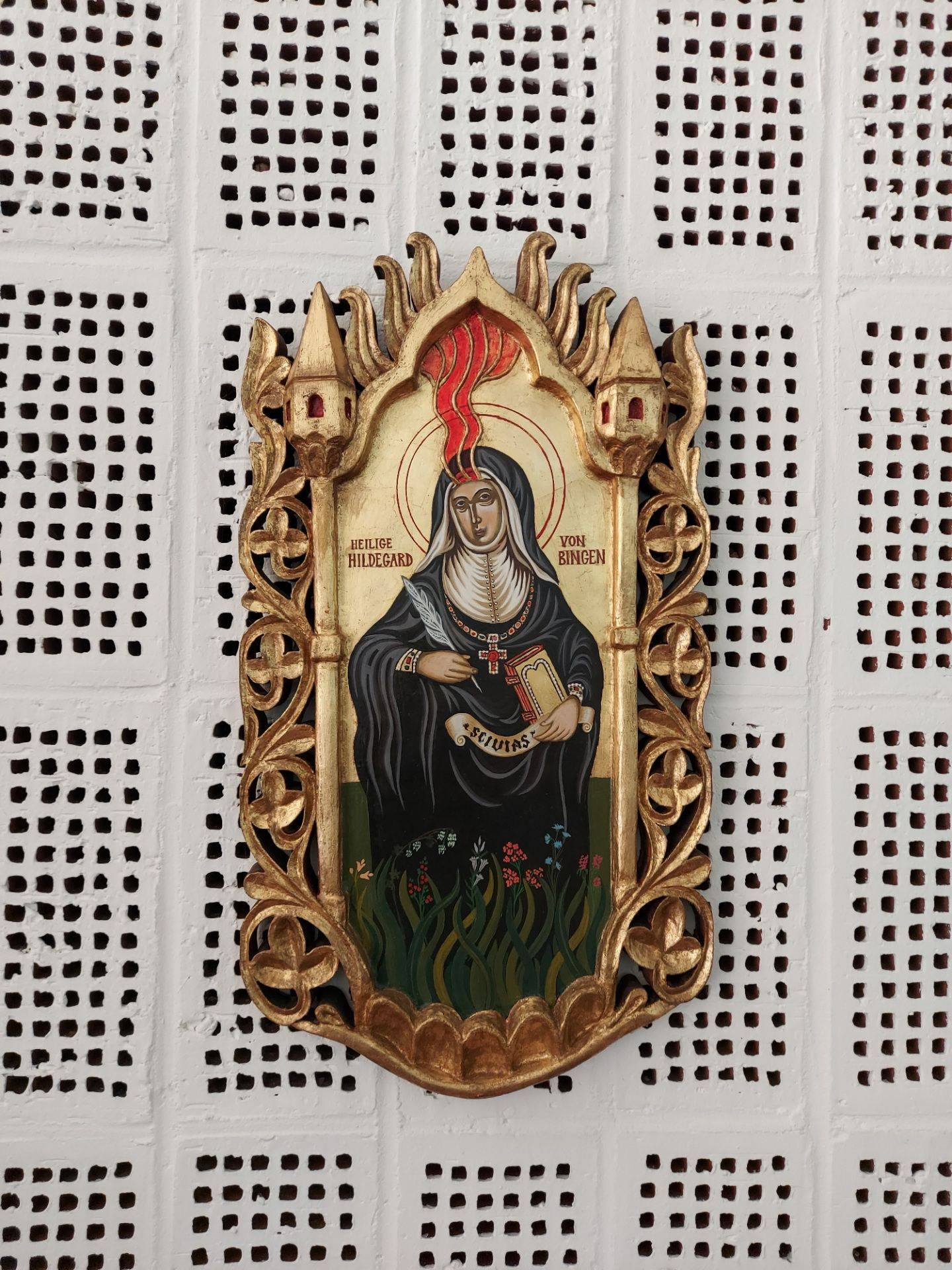 Gemälde der heiligen Hildegard von Bingen im schwarzen Ordensgewand mit Feder, Buch und Flammen über dem Haupt in der Pfarrkirche St. Hildegard in Mannheim-Käfertal