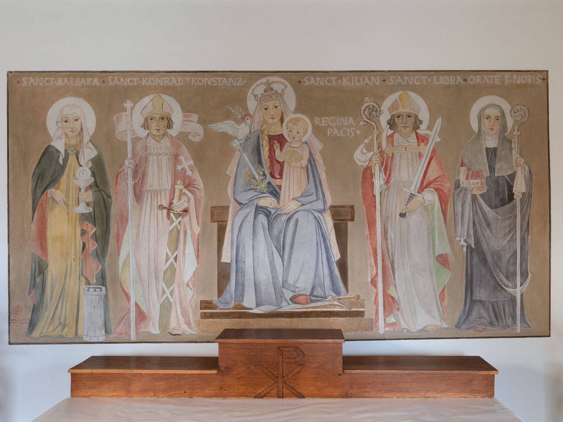 Wandmalerei mit Maria und dem Jesuskind in der Mitte sowie vier Heiligen; die heilige Lioba steht ganz rechts mit Äbtissinnenstab und Buch