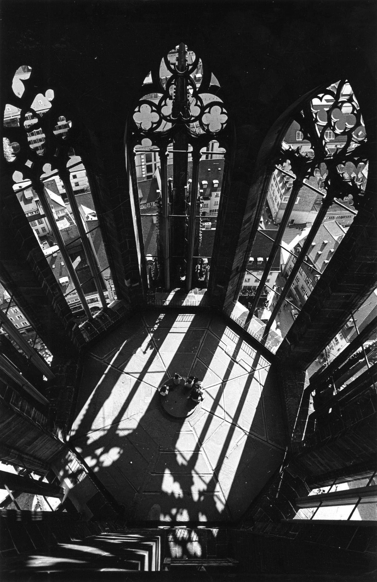 Blick in das Maßwerk des Münsterturms