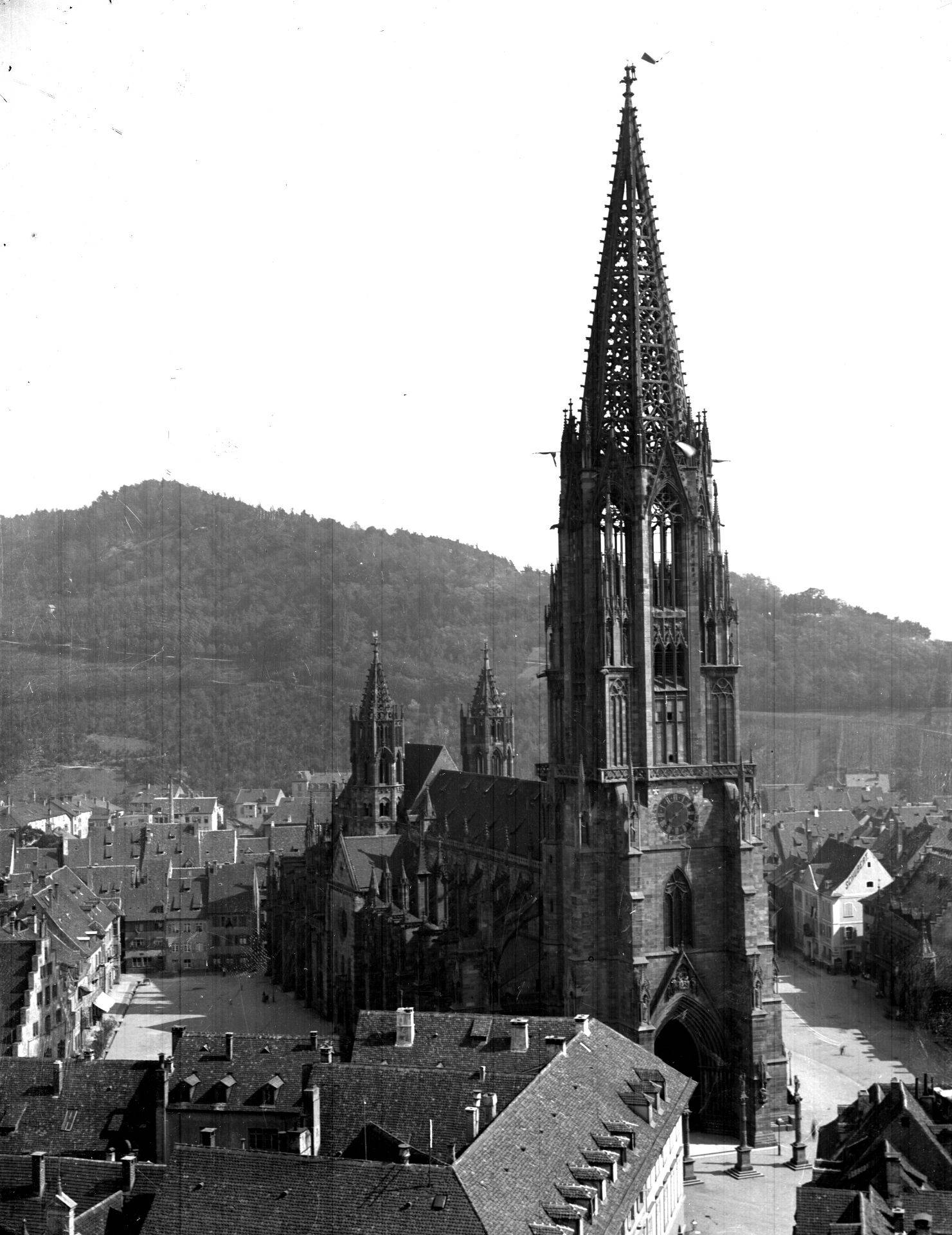 Historische Ansicht des Münsterturms über den Dächern Freiburgs