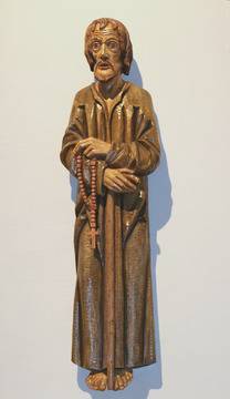 Hölzernes Figurenrelief des heiligen Nikolaus von Flüe als barfüßiger Einsiedler mit Stock und Rosenkranz in der Pfarrkirche St. Marien in Laufenburg-Rhina