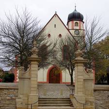 Quelle: © Jörgens.mi / CC BY-SA 3.0 (https://commons.wikimedia.org/wiki/File:St._Mariä_Himmelfahrt_(Kirchhofen)_jm4610.jpg), „St. Mariä Himmelfahrt (Kirchhofen) jm4610“, https://creativecommons.org/licenses/by-sa/3.0/legalcode