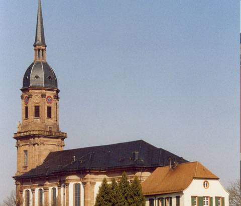Quelle: S. Finner (https://commons.wikimedia.org/wiki/File:Schutterns_Kloster-_und_Pfarrkirche.jpg), „Schutterns Kloster- und Pfarrkirche“, https://creativecommons.org/licenses/by-sa/3.0/legalcode