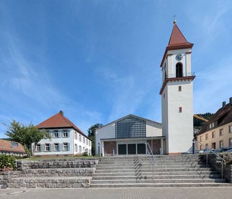 Quelle: Gerd Eichmann (https://commons.wikimedia.org/wiki/File:Ottenhoefen-Kirche_St_Anna_und_St_Bernhard-14-west-2025-gje.jpg), „Ottenhoefen-Kirche St Anna und St Bernhard-14-west-2025-gje“, https://creativecommons.org/licenses/by/4.0/legalcode