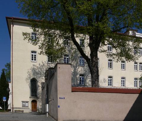 Quelle: Photo: Andreas Praefcke (https://commons.wikimedia.org/wiki/File:Pfullendorf_Spital.jpg), „Pfullendorf Spital“, https://creativecommons.org/licenses/by/3.0/legalcode