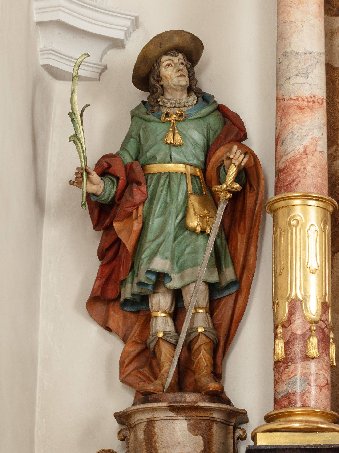 Statue des heiligen Pelagius von Aemona mit Hut, Schwert und Märtyrerpalme auf dem Hochaltar der Pfarrkirche St. Pelagius in Laufenburg-Hochsal